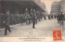 GREVE GENERALE DES CHEMINS DE FER, LA GARDE DEVANT LA GARE DU NORD - Pariser Métro, Bahnhöfe