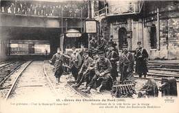 GREVE DES CHEMINOTS DU NORD 1910, SURVEILLANCE DE LA VOIE FERREE PAR LA TROUPE AUX ABORDS DU PONT DES BLDS EXTERIEURS - Métro Parisien, Gares