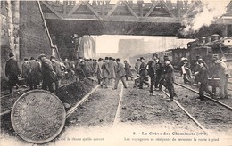 GREVE DES CHEMINOTS DU NORD 1910, LES VOYAGEURS SE RESIGNANT DE TERMINER LA ROUTE A PIED - Métro Parisien, Gares