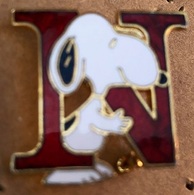 ATTENTION C'EST UNE BROCHE - SNOOPY - LETTRE N - CHIEN - DOG - CANE - HUND - Personaggi Celebri