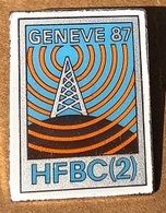 ATTENTION C'EST UNE BROCHE - GENEVE 87 - GENF - GENEVA - GINEVRA - HFBC(2) - RADIO - CITIZEN BAND- CB - CIBI - ANTENNE - Medias