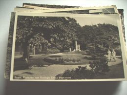 Nederland Holland Pays Bas Baarn Met Dames Bij Emma Monument In Plantsoen - Baarn