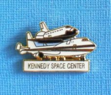 1 PIN'S //  ** KENNEDY SPACE CENTER / BOEING 747-100 MODIFIÉ PORTEUR DE LA NAVETTE SPATIALE AMÉRICAINE ** . - Space