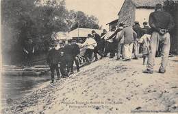 Thème.  Militaria. Matériel.    Passage De Rivière Du Matériel, De 75 Sur Un Radeau   51 Mourmelon    (Voir Scan) - Materiaal