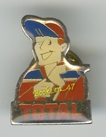 {49198} Pin's " TOTAL " , Pompiste - Carburantes