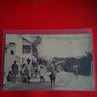 AFRIQUE OCCIDENTALE ASPECT D UNE RUE DANS UNE VILLE DE L INTERIEUR FEMME NU - Sénégal