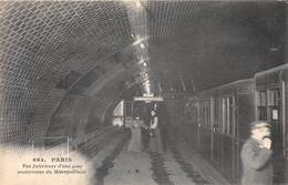 PARIS- VUE INTERIEURE D'UNE GARE SOUTERRAINE DU METROPOLITAIN - Metro, Stations