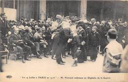 PARIS-LE 14 JUILLET 1916, M. POINCARE EMBRASSE UN ORPHELIN DE LA GUERRE - Autres & Non Classés