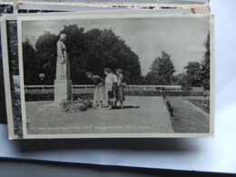 Nederland Holland Pays Bas Putten Met Dames Bij Monument Oorlogsslachtoffers - Putten