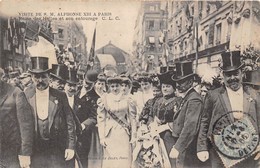 PARIS-VISITE DE SM/ ALPHONSE XIII A PARIS , LA REINE DES HALLES ET SON ENTOURAGE - Autres & Non Classés