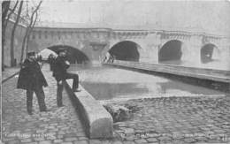 PARIS-LES BERGES A PARIS, LE BRAS DE LA MONNAIE ET LES AGENTS DE LA BRIGADE FLUVIALE - Sonstige & Ohne Zuordnung