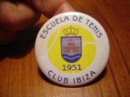 ESCUELA DE TENIS CLUB IBIZA 1951 CHAPA CON INPERDIBLE - PIN - Tennis