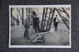 Delcampe - PARIS : Levallois Perret (1889 -1989) : Centenaire De La Tour EIFFEL, Le Canon Annonçant L'heure De Midi - Eiffelturm