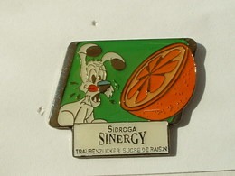 Pin's BD ASTERIX - IDEFIX - SIROP SIDROGA - SINERGY  - SUCRE DE RAISIN - BD