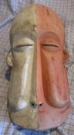 Afrikaans Masker Roze En Witte Wangen - Art Africain