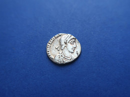 HONORIUS   (393-423) AD   -   AR SILIQUE  -  0,80 Gr. - El Bajo Imperio Romano (363 / 476)
