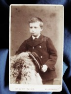Photo CDV Payne In Aylesbury - Petit Garçon En Costume Avec Casquette à Visière, Circa 1890 L498J - Oud (voor 1900)