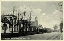 Nederland, DRACHTEN, Stationsweg Met Gereformeerde Kerk (1930s) Ansichtkaart - Drachten