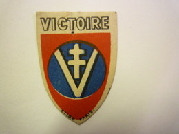 GP 2020 - 2476  INSIGNE PAPIER  " VICTOIRE " - 1939-45