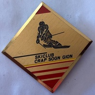 ATTENTION C'EST UNE BROCHE - SKI CLUB CRAP SOGN GION - SUISSE - SCHWEIZ - SWITZERLAND - SVIZZERA - Invierno