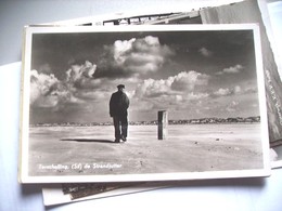 Nederland Holland Pays Bas Terschelling Met Een Jutter Op Het Strand - Terschelling