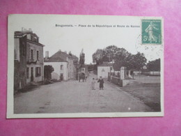 CPA 44 BOUGUENAIS PLACE DE LA RÉPUBLIQUE ET ROUTE DE NANTES  ANIMÉE - Bouguenais