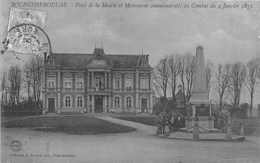 BOURGTHEROULDE - Place De La Mairie Et Monument Commémoratif Du Combat Du 4 Janvier 1871 - Bourgtheroulde