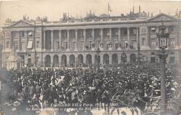 PARIS-75008-CARTE-PHOTO- EDOUARD VII A PARIS 1er MAI 1903 LA FOULE ATTENDANT LE PASSAGE DU ROI DEVANT ... - Arrondissement: 08