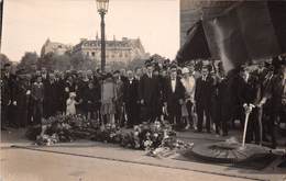 PARIS-75008-CARTE-PHOTO- ALLUMAGE DE LA FLAMME SOUS L'ARC DE TRIOMPHE - Arrondissement: 08