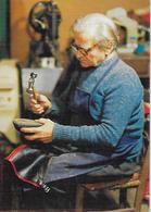 Delcampe - CPM - Métiers Vieux Métiers " Le CORDONNIER" -  Traditions - Kunsthandwerk