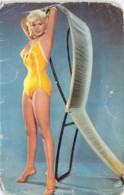 Jayne Mansfield Hyper Sexy  En Talons Aiguilles Et Maillot De Bain Jaune - Pin-Ups