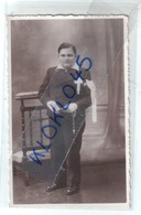 Delcampe - Portrait Photo Communiant Devant Prie Dieu Velours Pierre MILANDRE Interieur Studio Photographe Mai 1936 Généalogie - Kommunion