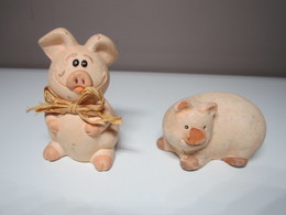 2 COCHONS Pour Collection. (1 Cochon Nez Cassé) - Varkens