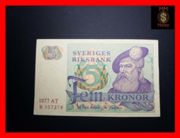 SWEDEN  5 Kronor 1977  P. 51 "year And Serial In Dark Red"  *prefix AT*    AU - Suède