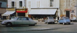 Citroën DS 19 Et 2 CV -  LONS-LE-SAUNIER (JURA) - Place De La Liberté - Toerisme