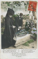 Hand Colored Woman And Man On The Tomb Of Their Kid . Croissant. Mort . Tombe - Beerdigungen