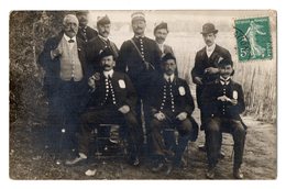 CPA 2912  MILITARIA - Carte Photo Militaire - Un Groupe De Gardes Champêtres ? , Gendarmes & Civils - Personen