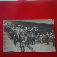 CARTE PHOTO CAMP DE MUNSTER ALLEMAGNE SOLDATS PRISONNIERS PARTIE DE PETANQUE - Guerre 1914-18