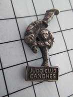 1216c Pin's Pins / Beau Et Rare / THEME : SPORTS / JUDO-CLUB JUDO KARATE - Judo