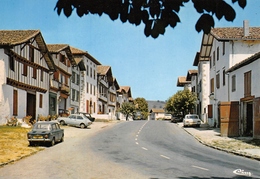 AINHOA - La Rue Principale Et Ses Vieilles Maisons Basques - Automobiles - Ainhoa