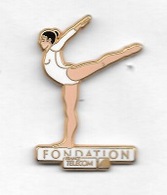 Pin's  ARTHUS  BERTRAND, FRANCE  TELECOM, FONDATION  Femme  Maillot Blanc - Gimnasia