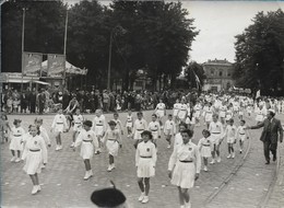 REIMS GYMNIQUE - DEFILE LORS DE LA FETE DES ECOLES - Gymnastics