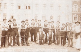 COTTBUS Brandenburg Strassen Bau Arbeiter Gruppenporträt Vor Gebäude Original Private Fotokarte Braun Gelaufen 3.10.1909 - Cottbus