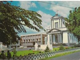 LA REUNION - SAINT BENOIT - La Place De La Mairie Et L'église - Voiture - Saint Benoît