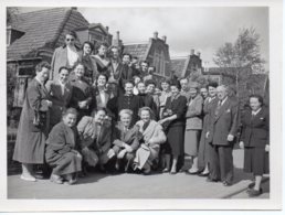 Photo Hollande(nederland) Années 50 Format 9/12  Groupe De Personnes. - Orte