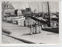 Photo Hollande(nederland) Années 50 Format 9/12  Femme Et Enfant Sur Le Port. - Places