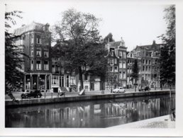 Photo Hollande(nederland) Années 50 Format 9/12  Maison Au Bord Du Canal Avec Voitures. - Places