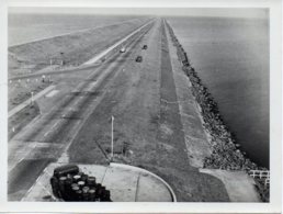 Photo Hollande(nederland) Années 50 Format 9/12  Voitures Et Camions Sur La Digue. - Orte