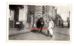 Photo Homme Taureau Rue Maison Batiment 1937 Velo Cycle Portail 11,5x7 Cm - Anonymous Persons