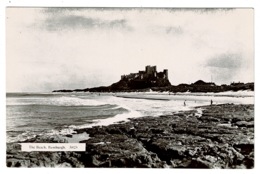 Ref 1356 - Real Photo Monarch Postcard - The Beach & Bamburgh Castle - Northumberland - Andere & Zonder Classificatie
